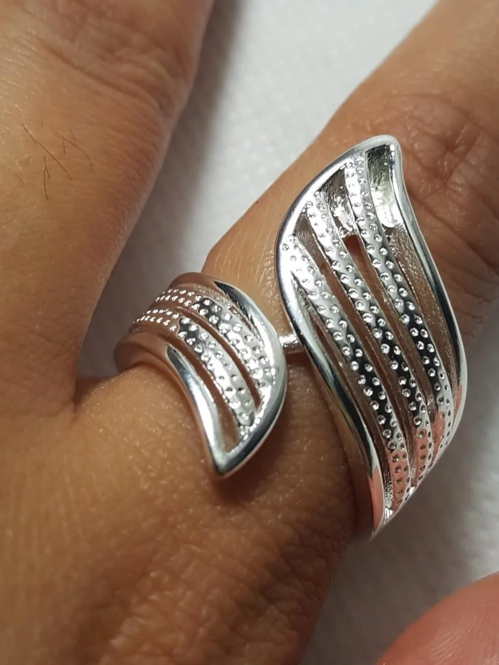 Leaf-Accent Wrap Ring in 925 Silver Tone